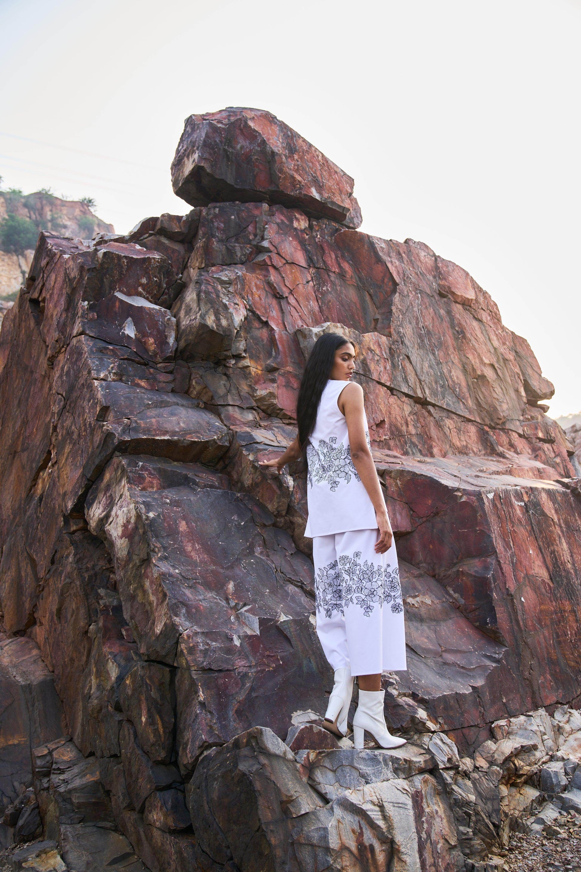 SLEEVELESS PLACEMENT EMBROIDERED SET - dash and dot