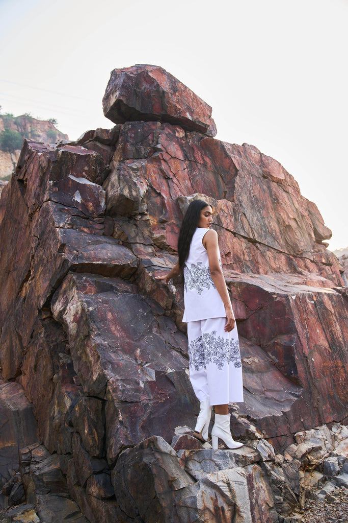 SLEEVELESS PLACEMENT EMBROIDERED SET - dash and dot dash and dot