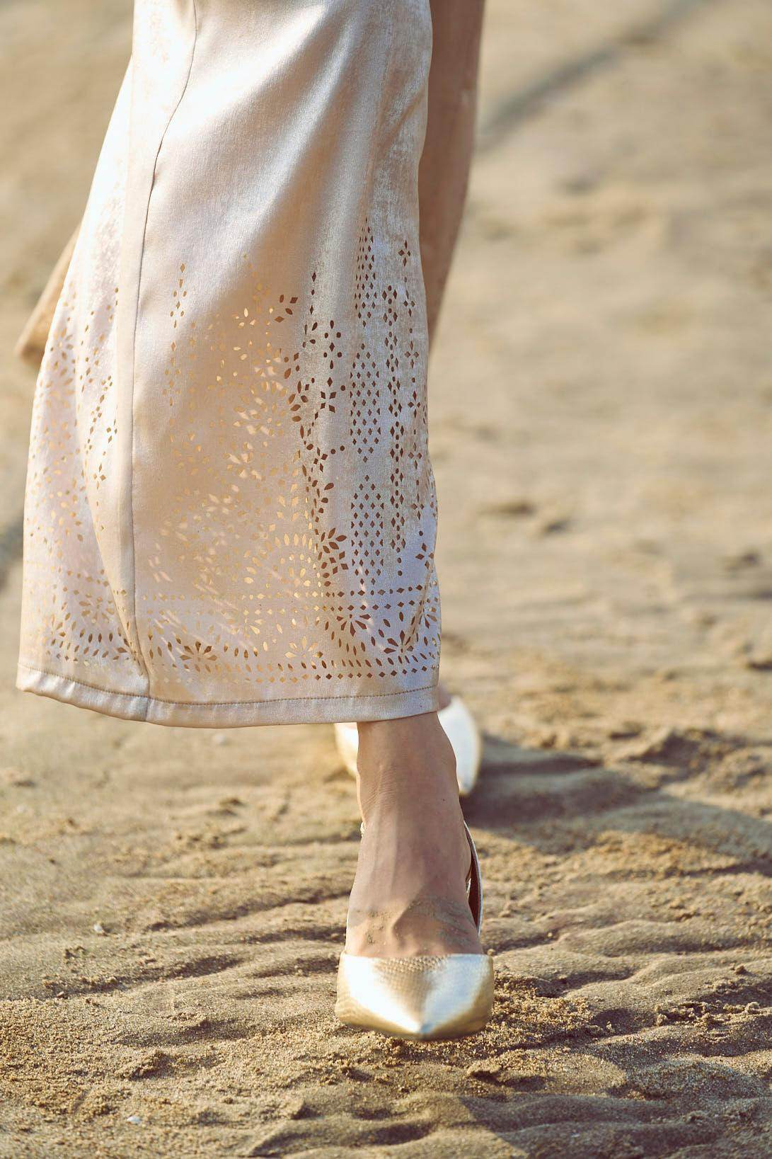 LAMÉ CUTWORK HEM PANT - dash and dot