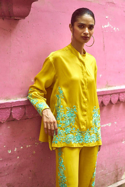 PLACEMENT EMBROIDERED TOP - dash and dot