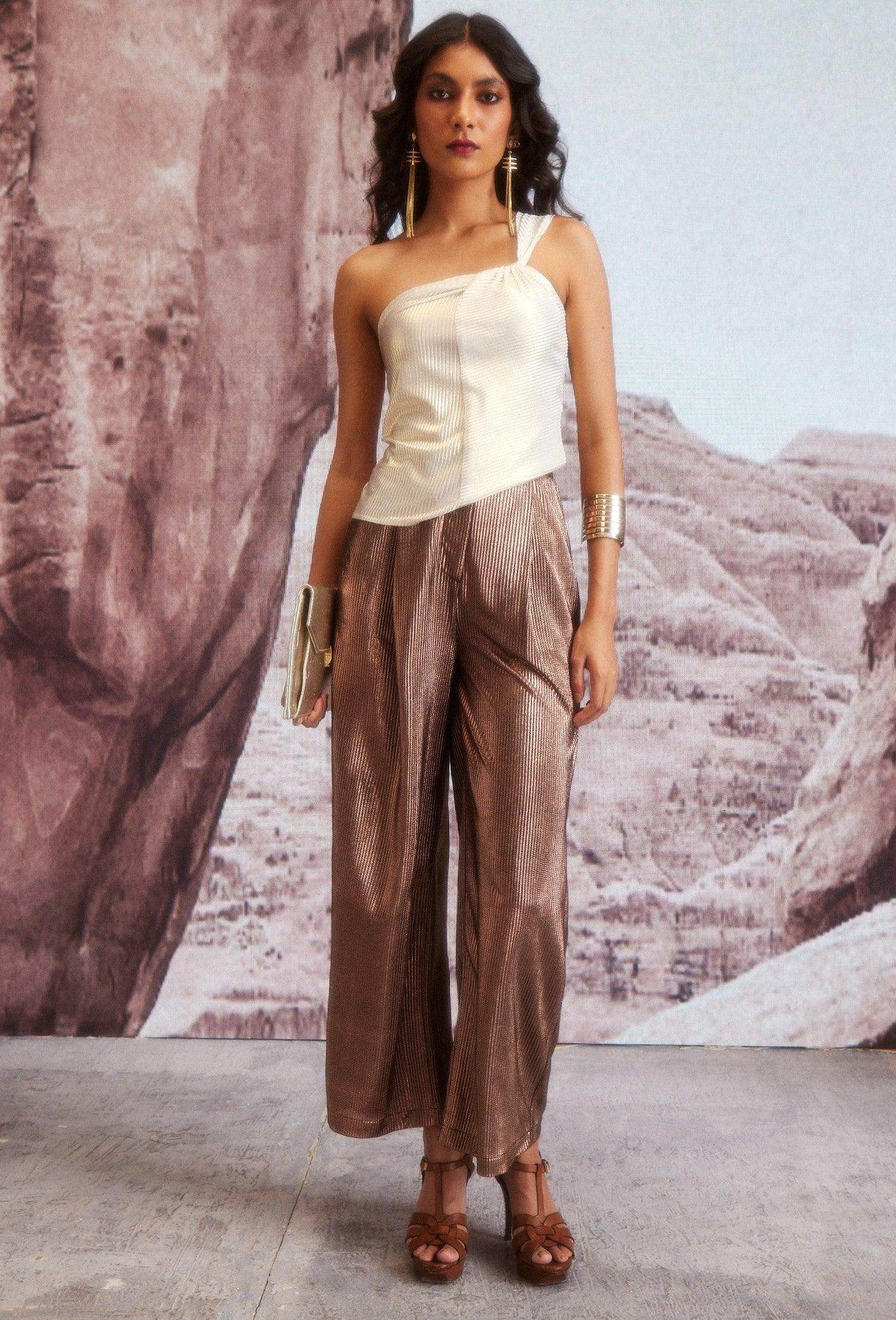 PLACEMENT PLEATED TOP - dash and dot