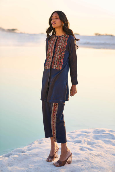 GEOMETRIC EMBROIDERED TOP - dash and dot