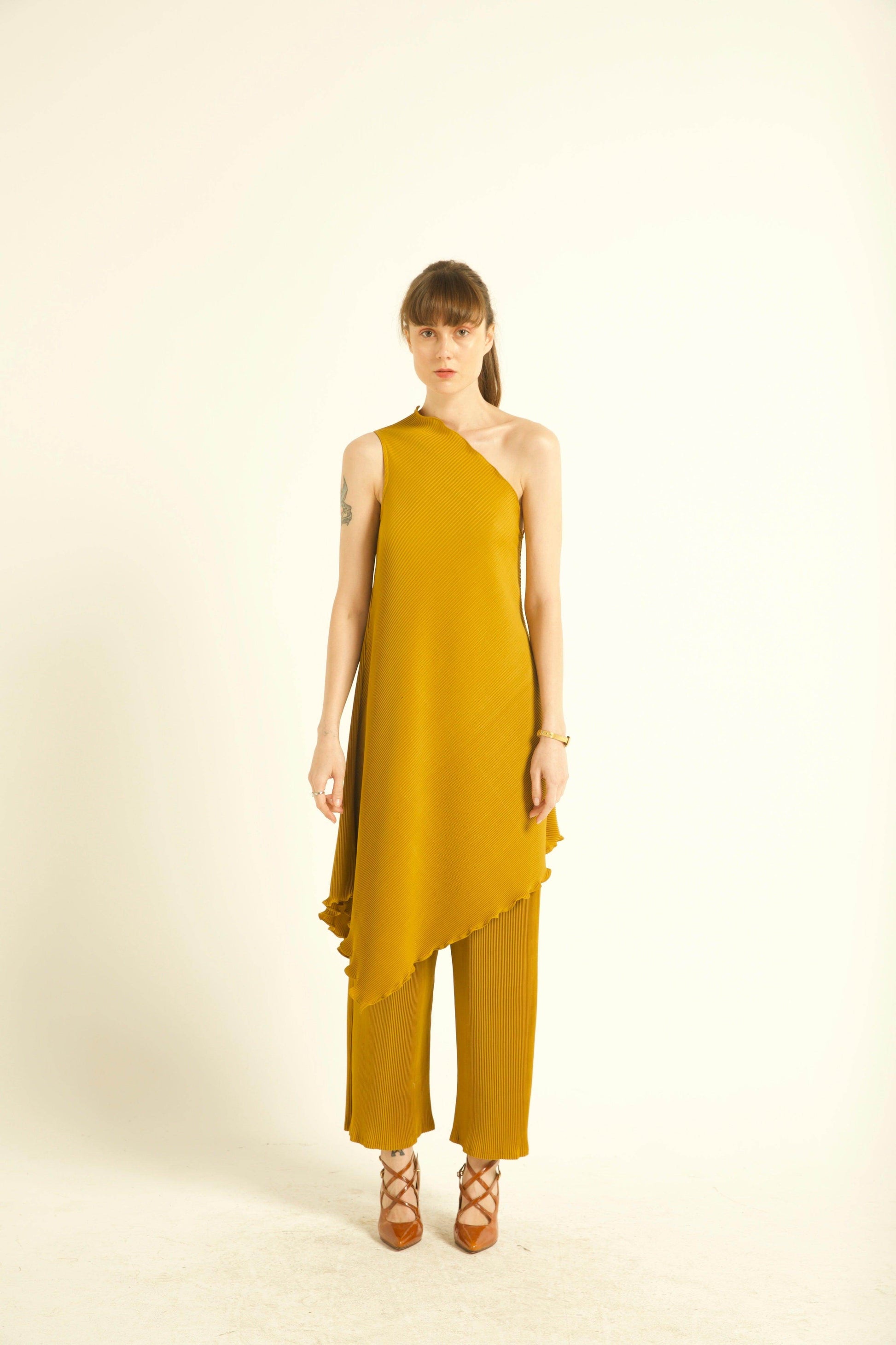 ONE-SHOULDERED PLEAT SET - dash and dot