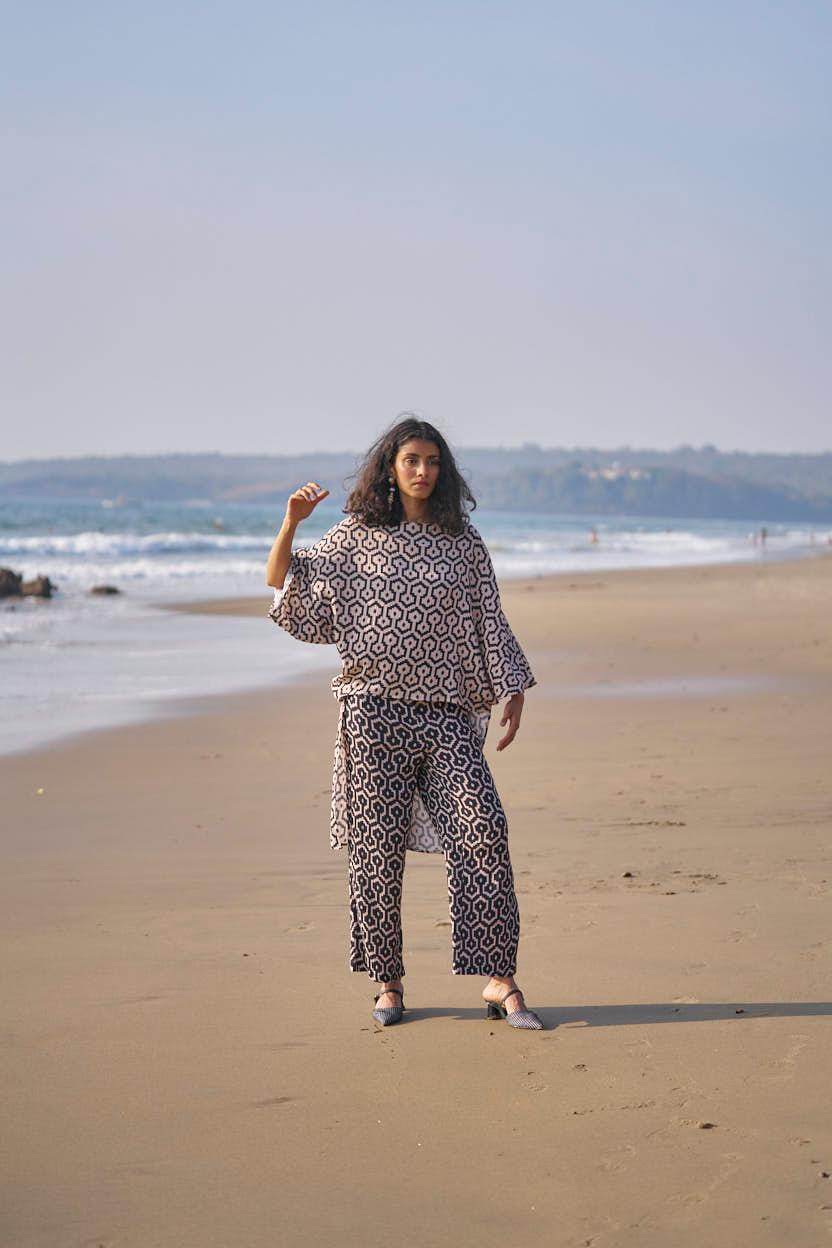 HIGH/LOW PRINTED TOP - dash and dot