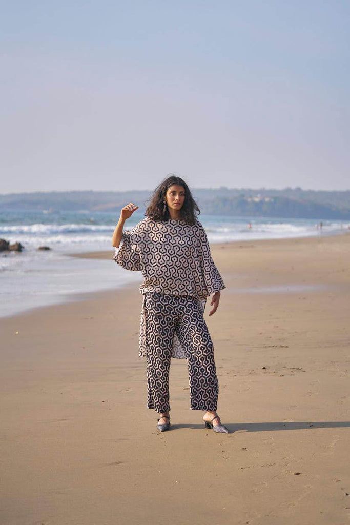 HIGH/LOW PRINTED TOP - dash and dot dash and dot