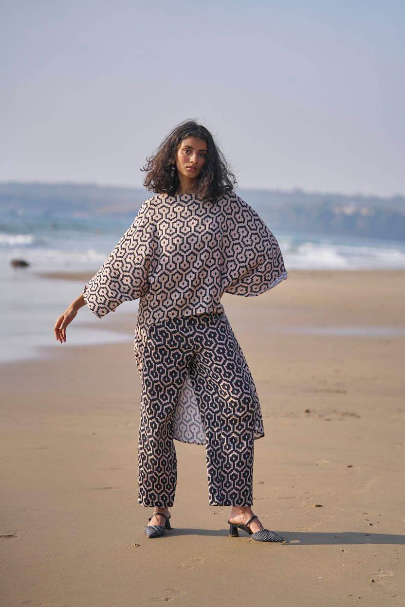 HIGH/LOW PRINTED TOP - dash and dot