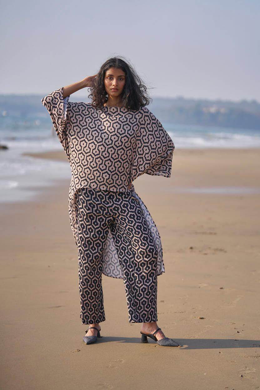 HIGH/LOW PRINTED TOP - dash and dot