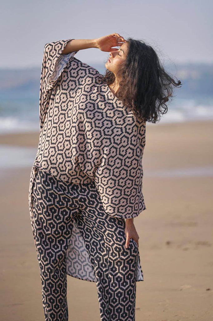 HIGH/LOW PRINTED TOP - dash and dot dash and dot