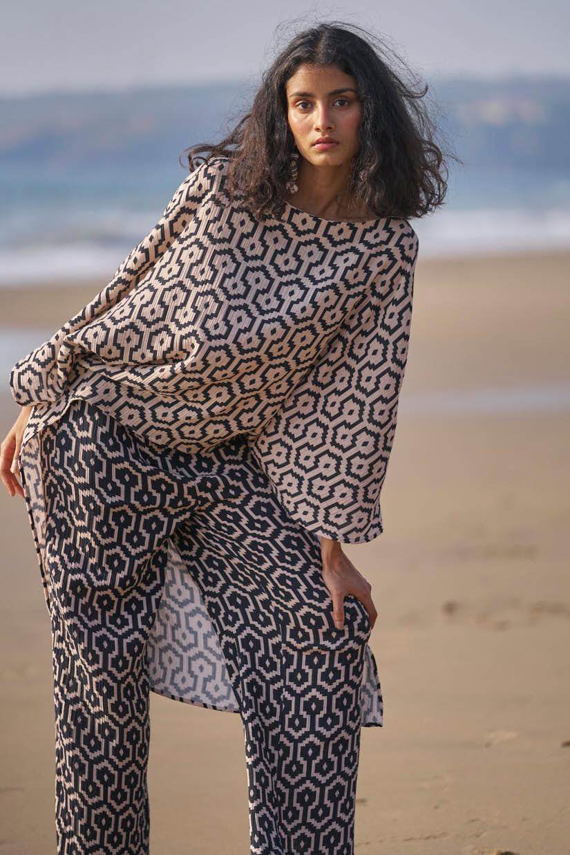 HIGH/LOW PRINTED TOP - dash and dot