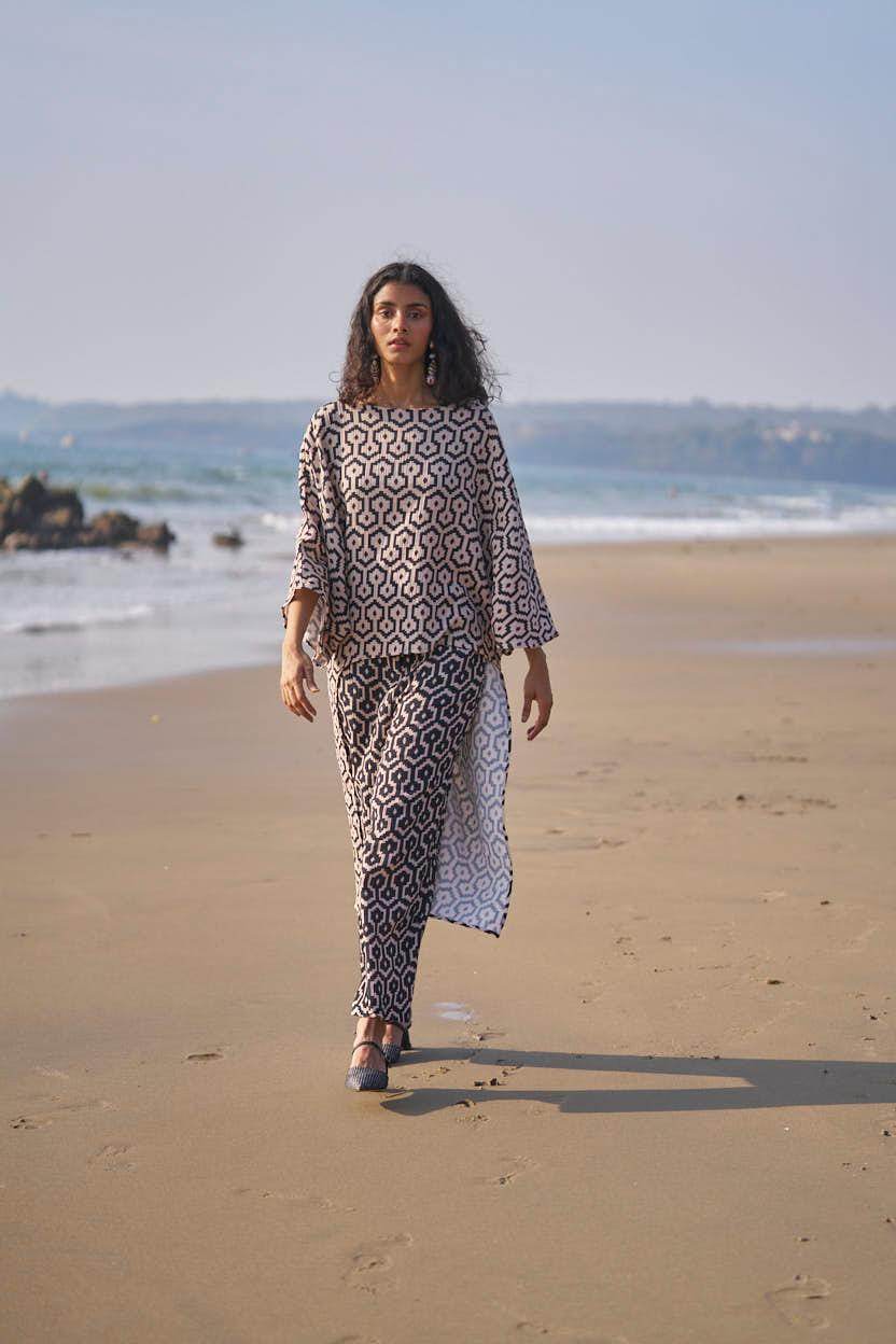 HIGH/LOW PRINTED TOP - dash and dot