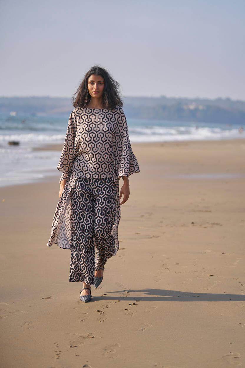 HIGH/LOW PRINTED TOP - dash and dot