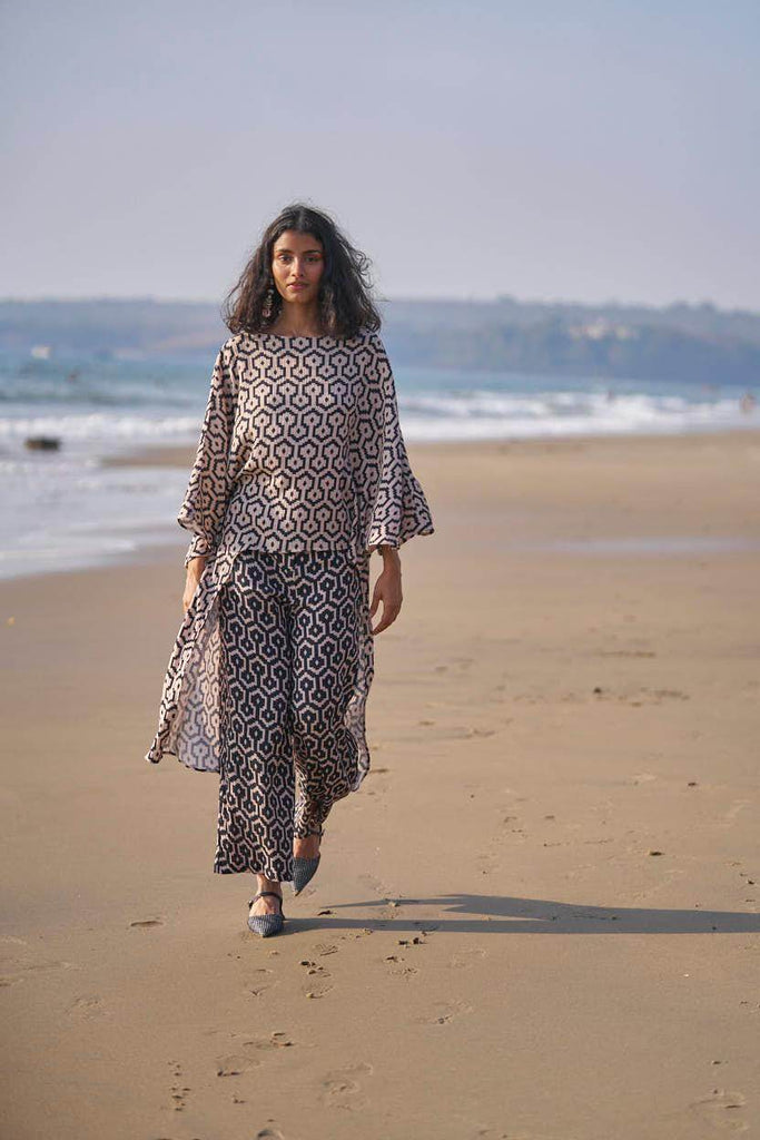 HIGH/LOW PRINTED TOP - dash and dot dash and dot