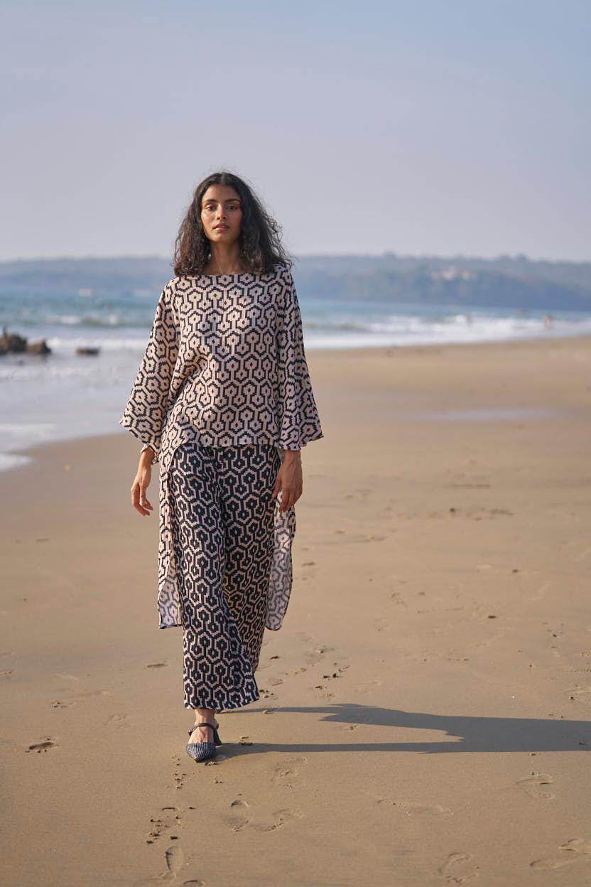 HIGH/LOW PRINTED TOP - dash and dot