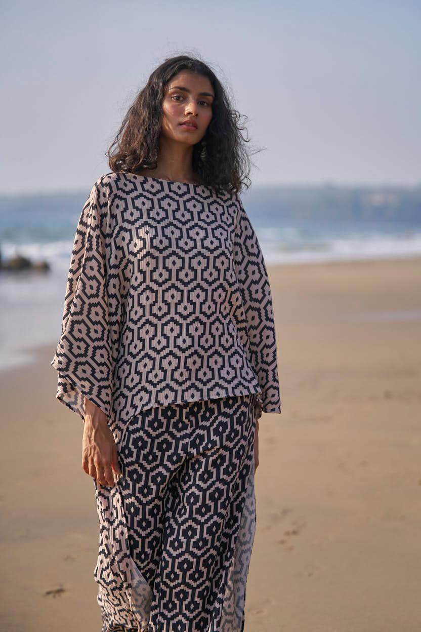 HIGH/LOW PRINTED TOP - dash and dot