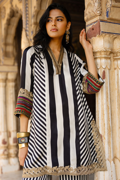 EMBROIDERED STRIPED TOP