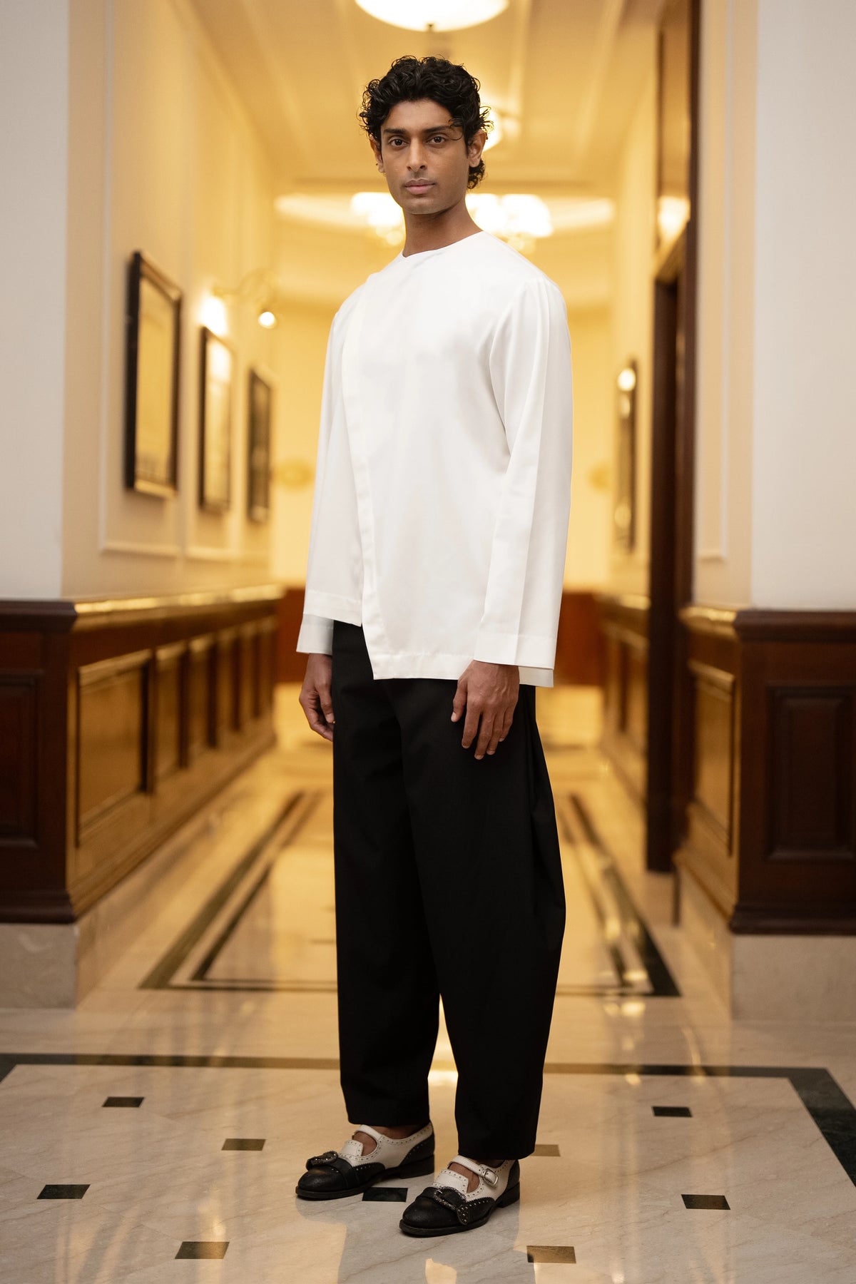 UNEVEN HEM OVERLAP SHIRT & RELAXED FIT BARREL PANT