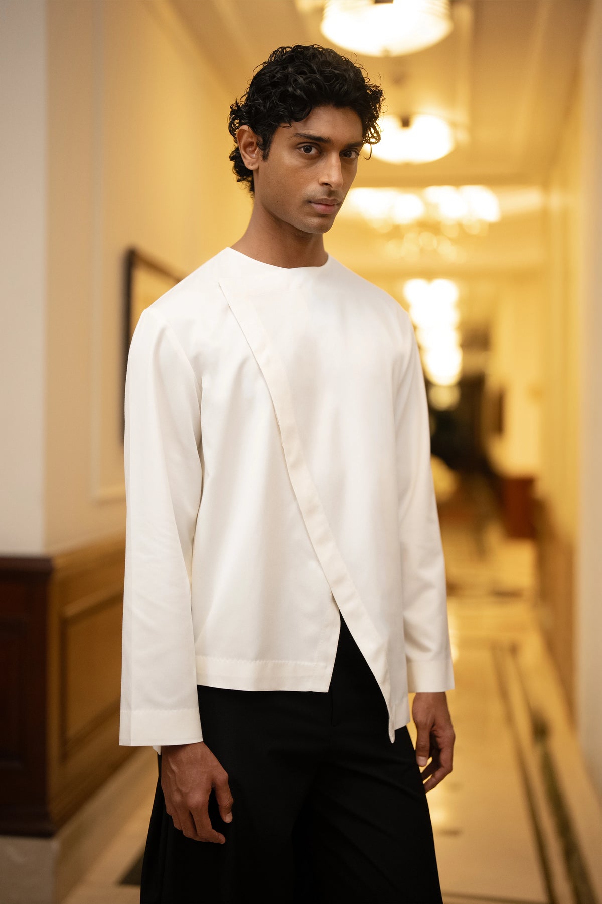 UNEVEN HEM OVERLAP SHIRT & RELAXED FIT BARREL PANT