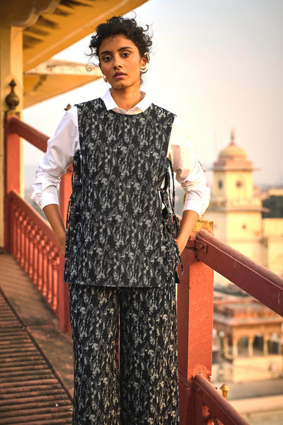 DENIM JACQUARD SIDE TIE OVERLAY - dash and dot