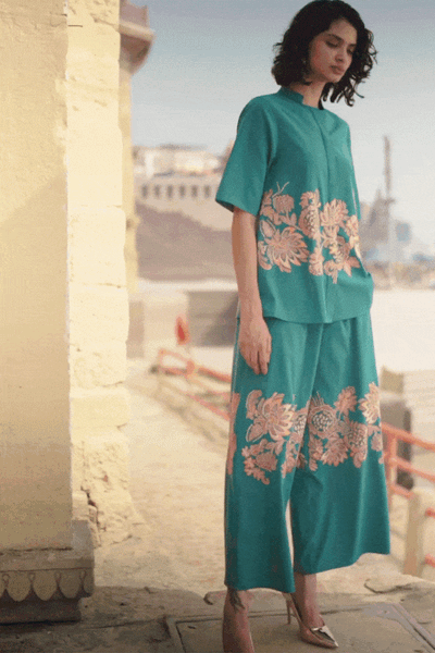 PLACEMENT EMBROIDERED SHIRT - dash and dot