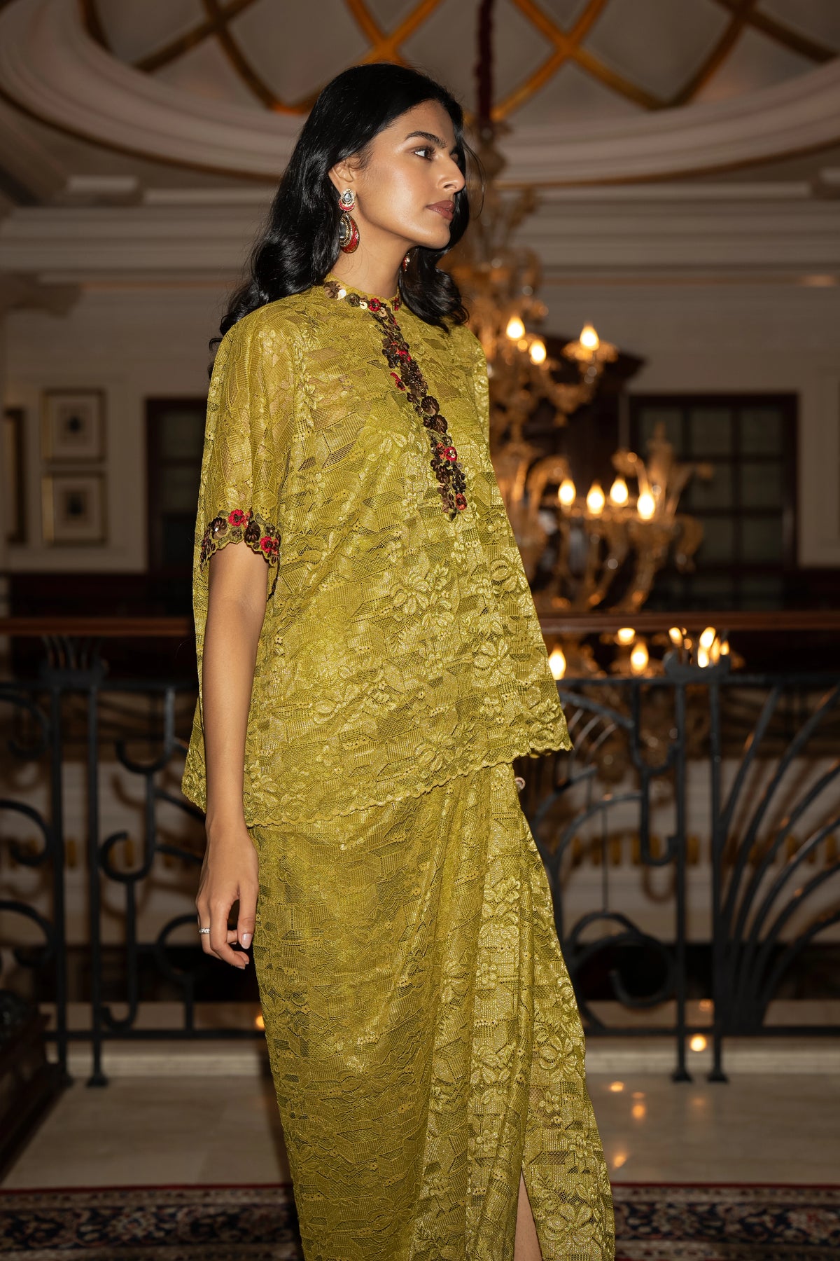 EMBROIDERED BOXY LACE TOP