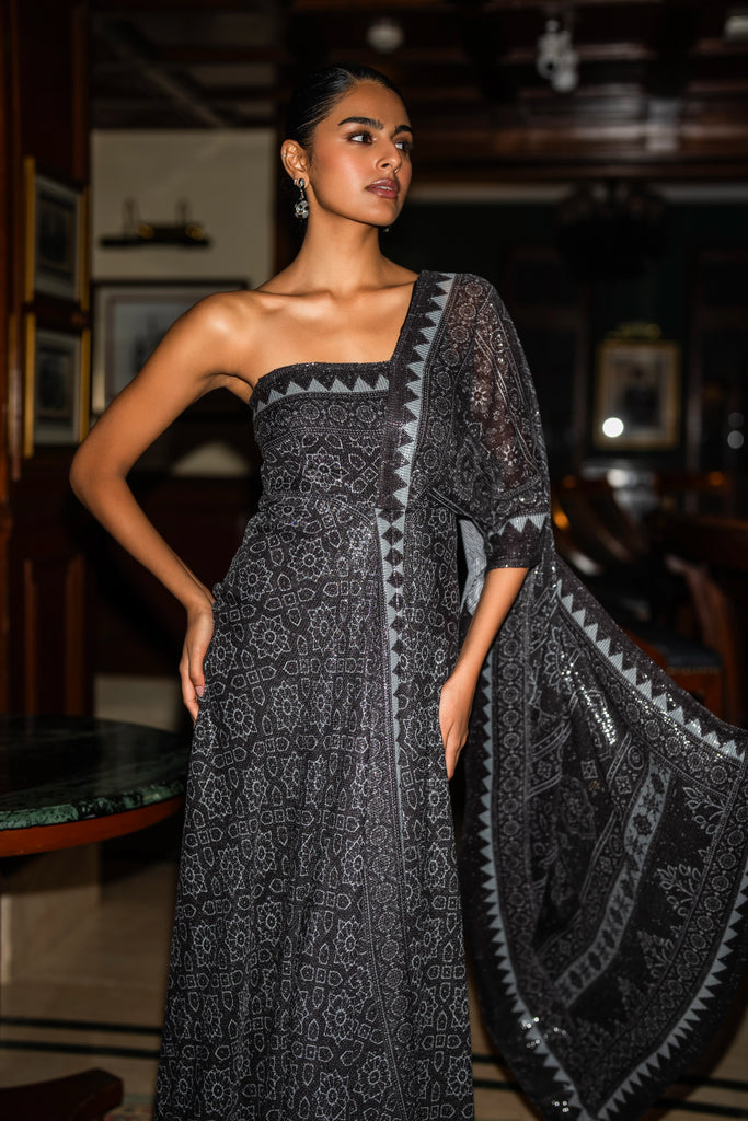 MONOCHROME MOTIF & BORDER SARI DRAPE GOWN dash and dot