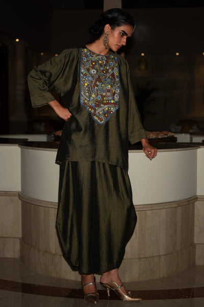 EMBROIDERED BIB TOP & TEXTURED BARREL PANT