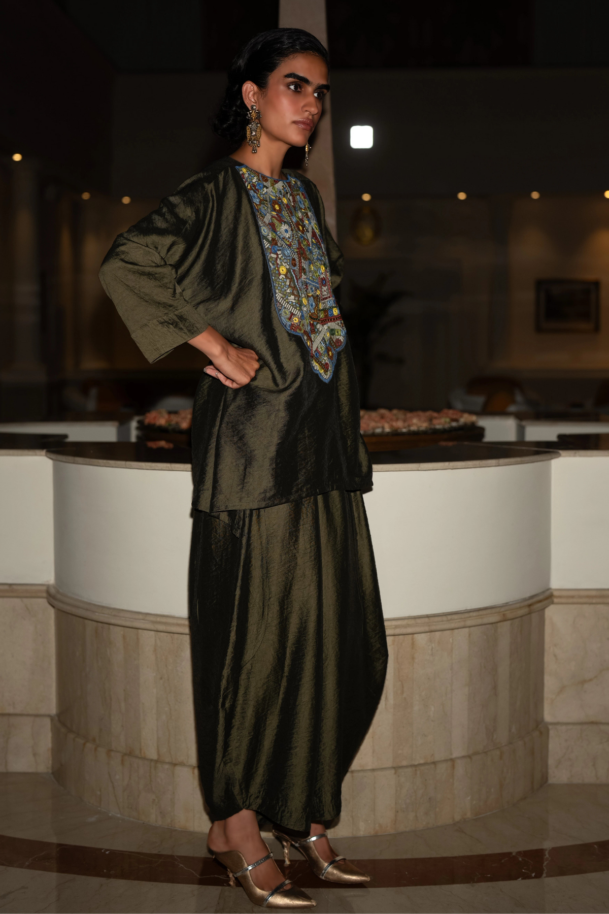 EMBROIDERED BIB TOP & TEXTURED BARREL PANT