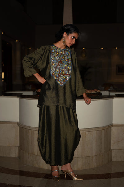 EMBROIDERED BIB TOP