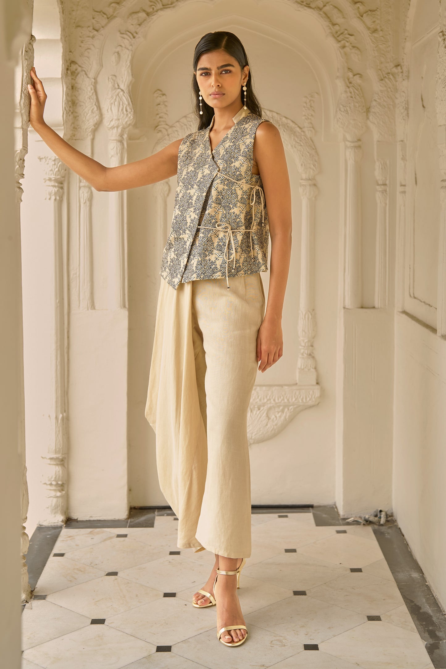 LINEN EMBROIDERED SLEEVELESS TOP