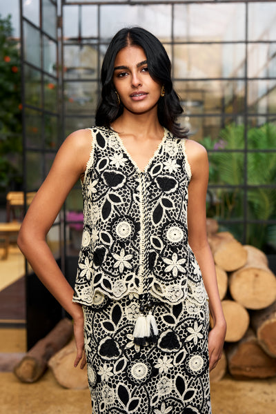 SCALLOPED EMBROIDERED LACE TOP