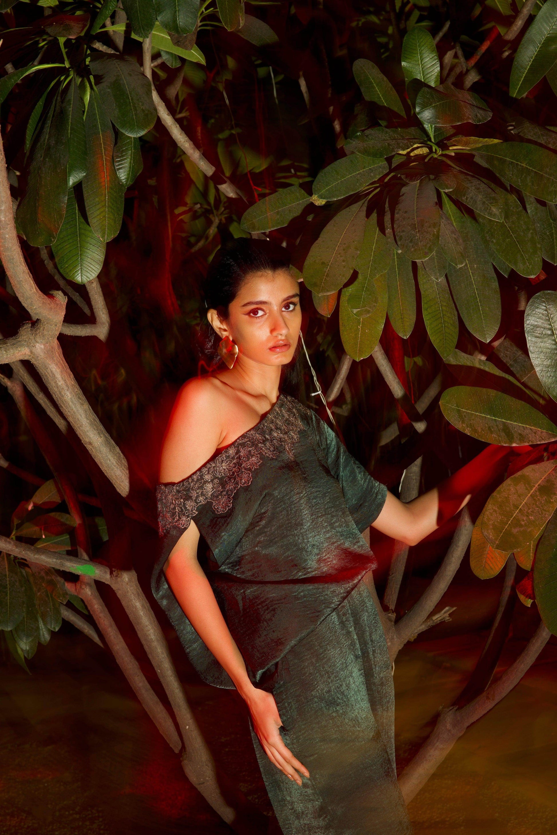 EXPOSED SHOULDER EMBROIDERED SET - dash and dot