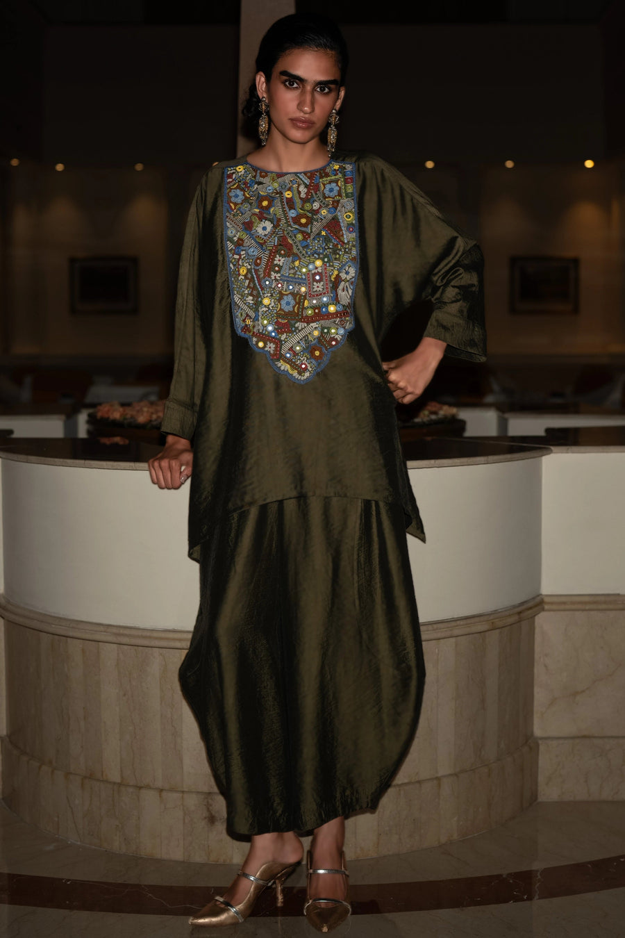 EMBROIDERED BIB TOP & TEXTURED BARREL PANT