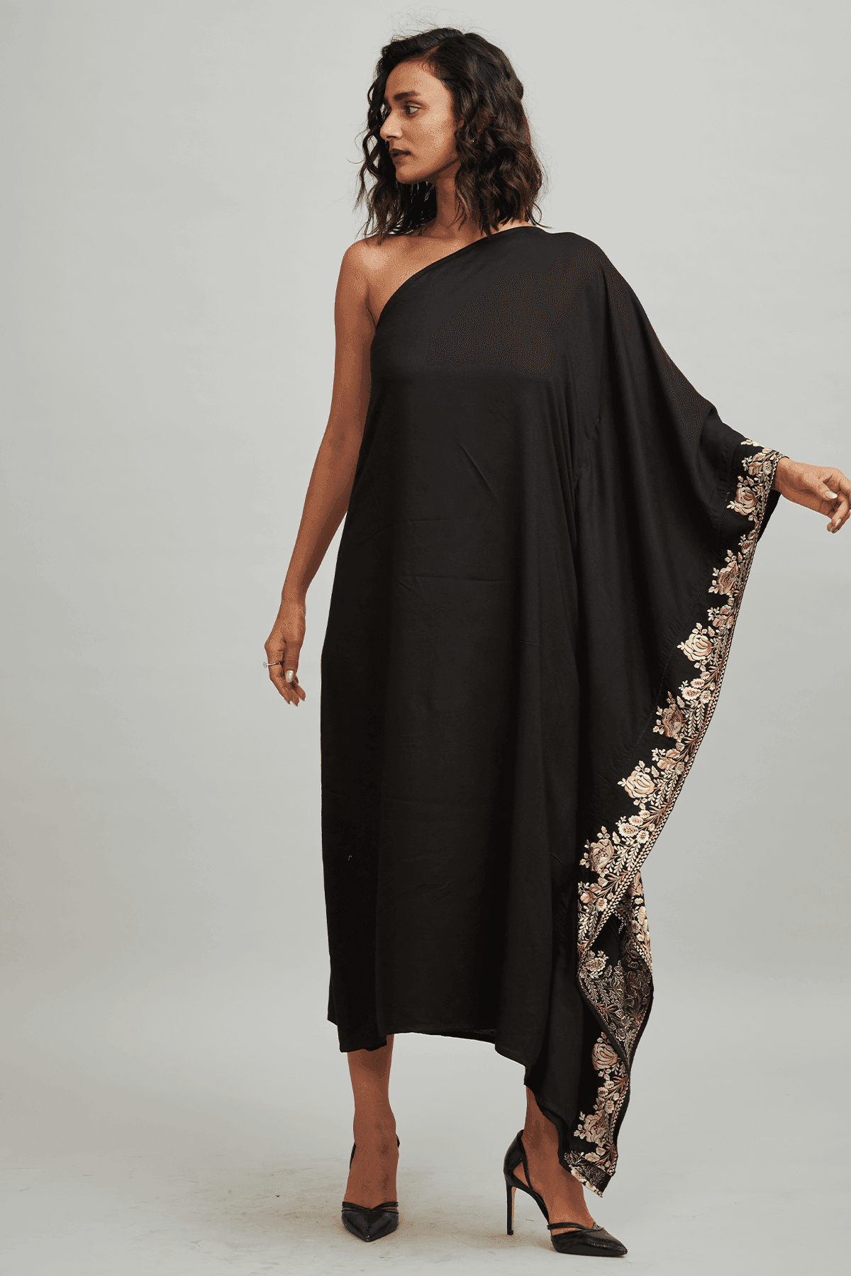 L / Black ONE SHOULDER KAFTAN L / Black ONE SHOULDER KAFTAN
