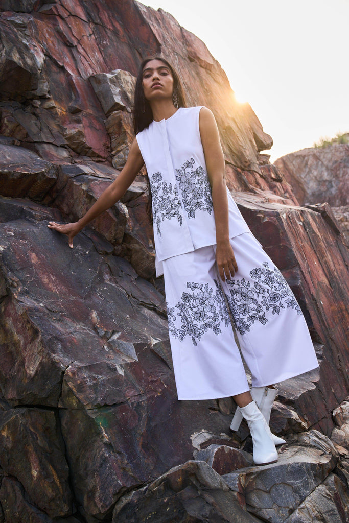 SLEEVELESS PLACEMENT EMBROIDERED SHIRT - dash and dot dash and dot