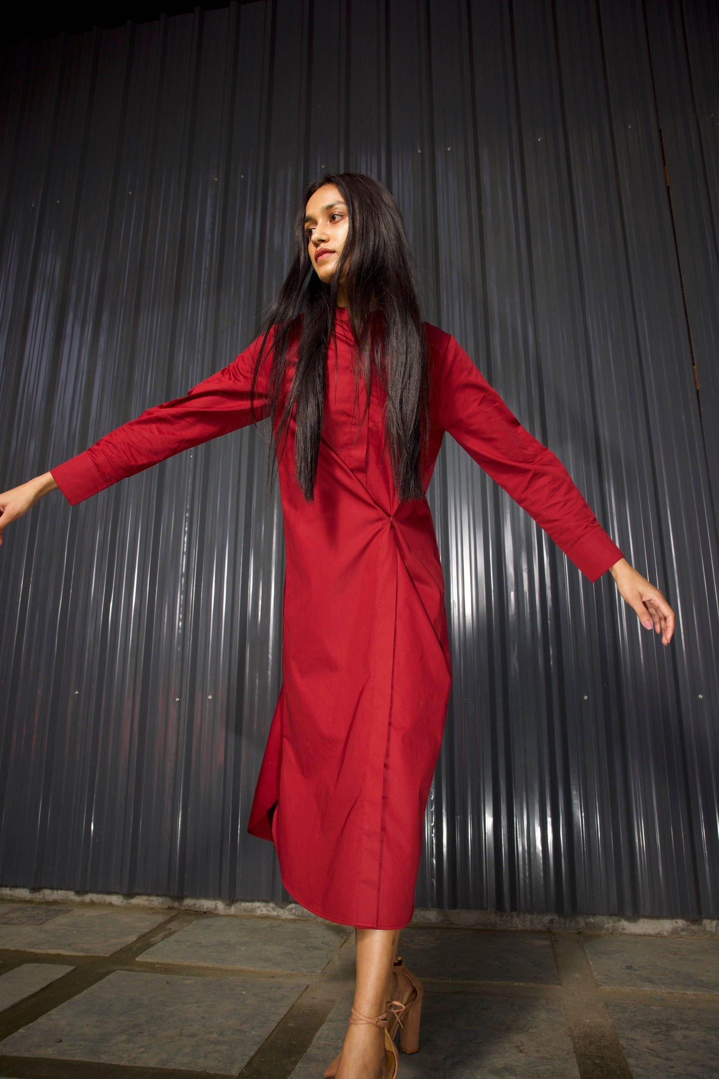 FULL-SLEEVE BUTTON PLEAT MIDI - dash and dot