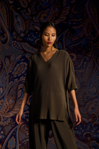 HIGH-LOW PLEAT TOP - dash and dot